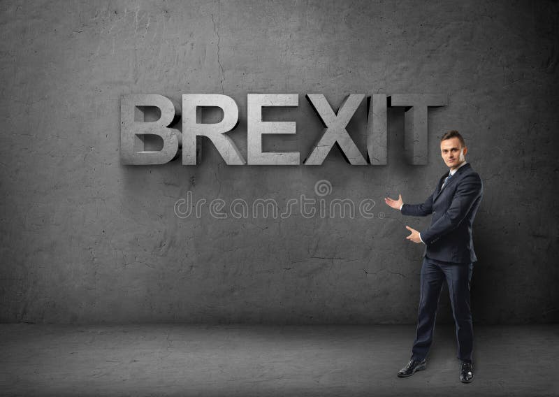 Affärsmannen står visa stor 3d & x27; brexit& x27; ord vid båda händer på konkret bakgrund arkivfoton Affärsmannen står visa stor 3d & x27; brexit& x27; ord vid båda händer på konkret bakgrund arkivfoton