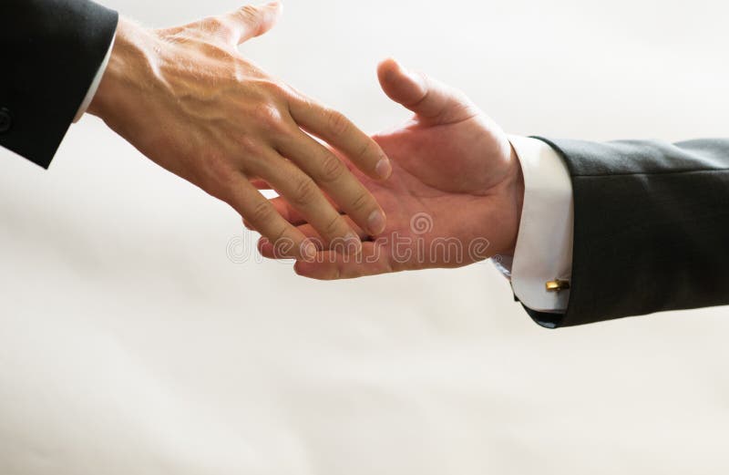 Affärsmän i dräkter når ut till varandra för handskakning, hjälper, handlar, finansierar fotografering för bildbyråer Affärsmän i dräkter når ut till varandra för handskakning, hjälper, handlar, finansierar fotografering för bildbyråer