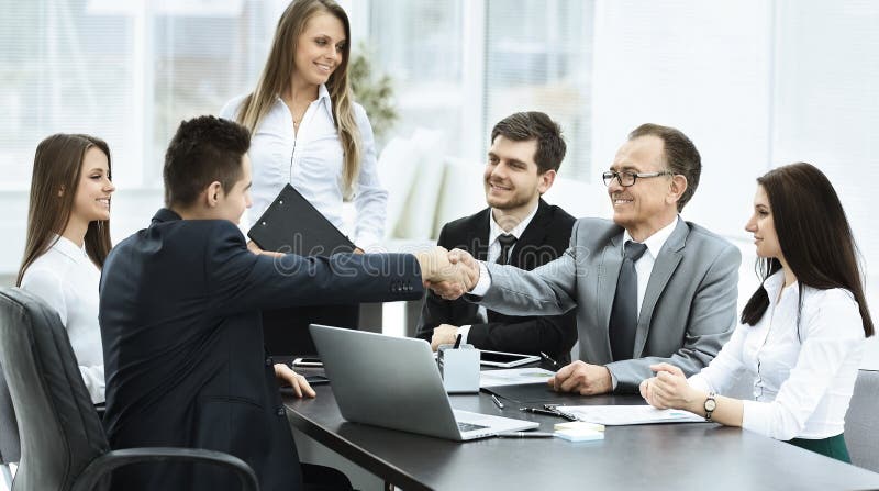 Affärsmöte tabellen och handskakningen av affärspartners royaltyfria bilder Affärsmöte tabellen och handskakningen av affärspartners royaltyfria bilder