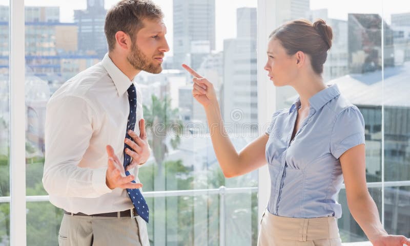 Affärspartners som har ett upphettat argument arkivbild Affärspartners som har ett upphettat argument arkivbild