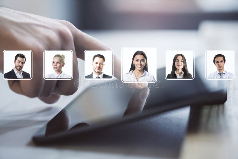 Affärsperson som väljer kandidatprofil på pekskärmen på kontoret som visar professionella lagval på digitalt arkivfoto