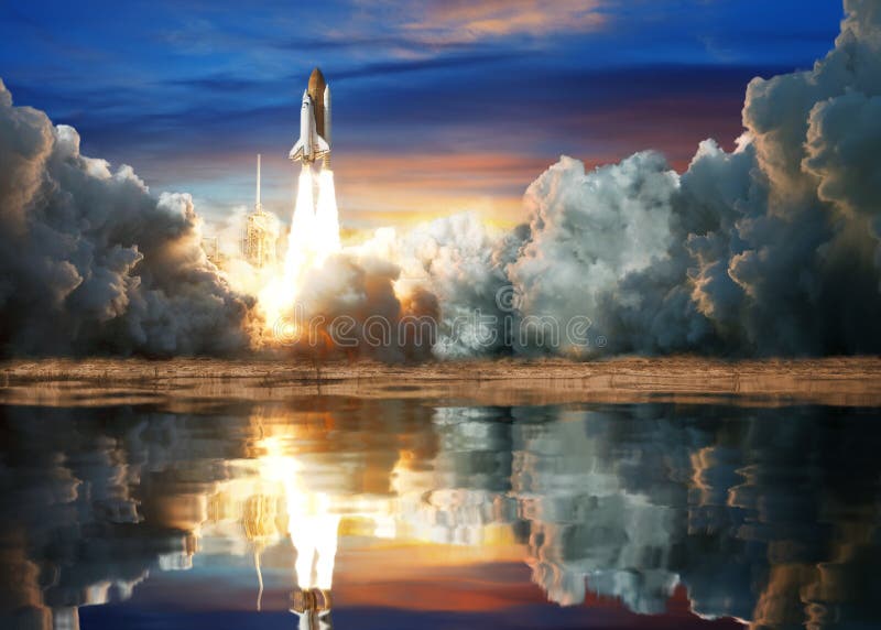 Affärsstartsvillkor: Lansering av rymdfärgens Atlantis, Rocket eller rymdskepp som startar och flyger till himlen med reflektion royaltyfri bild
