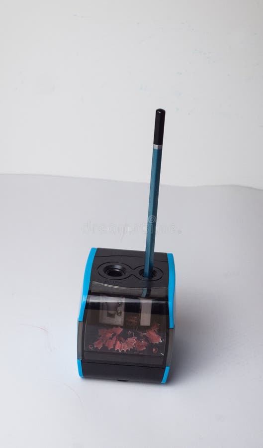 Affûter un crayon avec une semelle électrique image stock Affûter un crayon avec une semelle électrique image stock