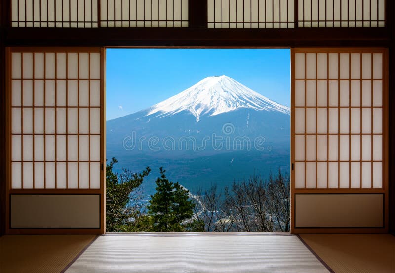 Afgedekte die de sneeuw zet Fuji in Japan op door traditionele Japanse glijdende document deuren wordt gezien royalty-vrije stock afbeeldingen Afgedekte die de sneeuw zet Fuji in Japan op door traditionele Japanse glijdende document deuren wordt gezien royalty-vrije stock afbeeldingen
