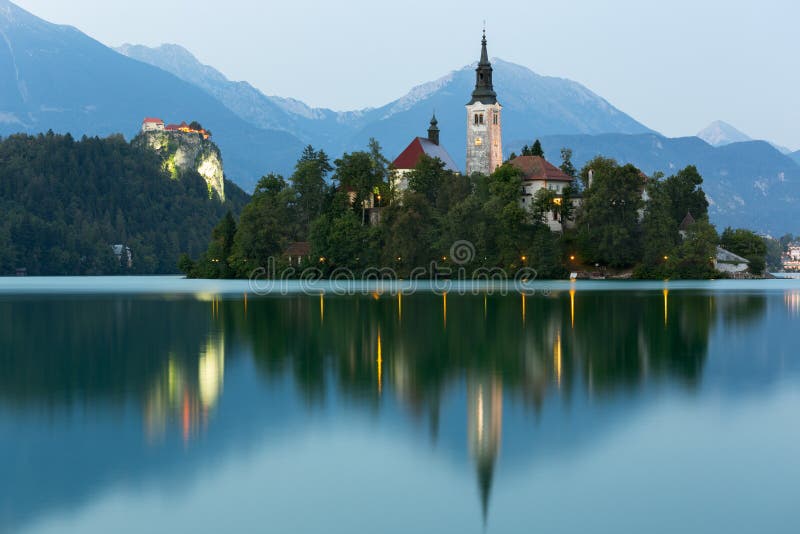 Afgetapt Eiland en Afgetapt Afgetapt Kasteel bij schemer, Slovenië royalty-vrije stock afbeeldingen Afgetapt Eiland en Afgetapt Afgetapt Kasteel bij schemer, Slovenië royalty-vrije stock afbeeldingen