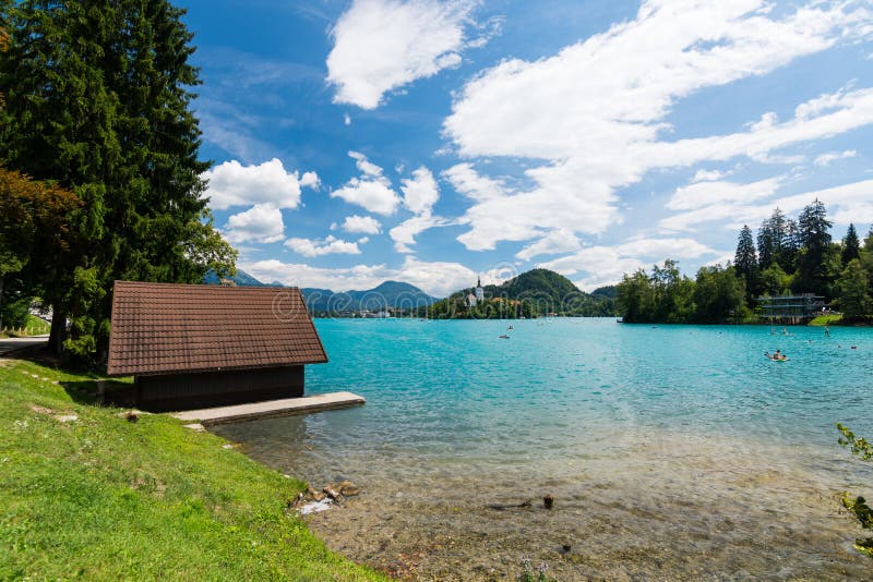 Afgetapt Meer, Slovenië Zuiver blauw water en zwemmende volkeren in het meer, dichtbij kerk op het eiland op midden van het meer stock afbeeldingen Afgetapt Meer, Slovenië Zuiver blauw water en zwemmende volkeren in het meer, dichtbij kerk op het eiland op midden van het meer stock afbeeldingen