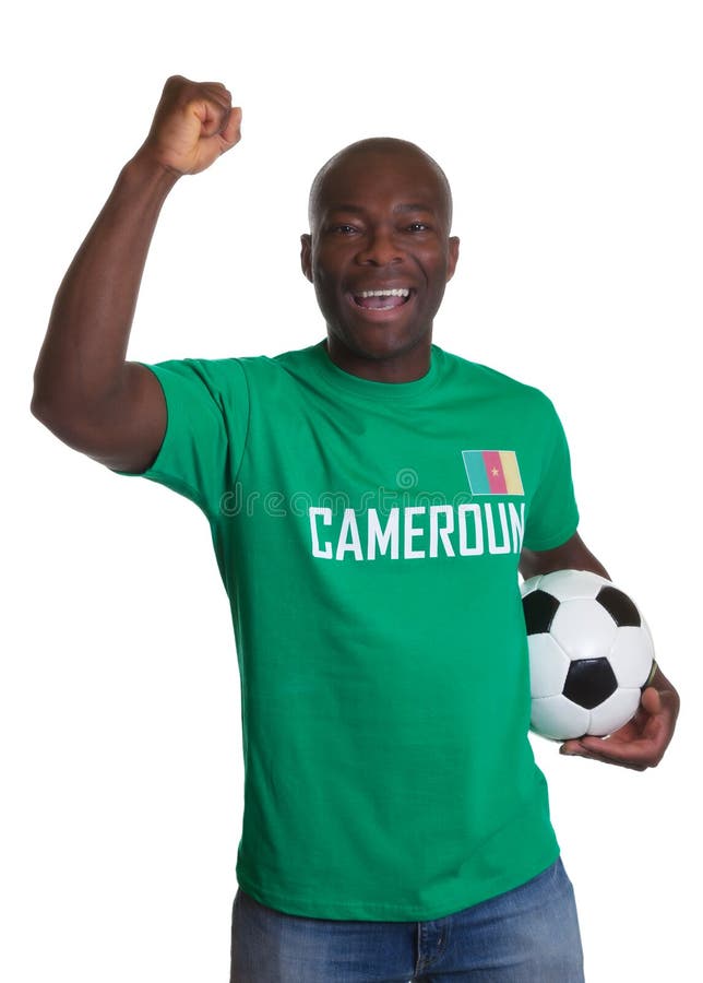 Aficionado al fútbol que anima del Camerún con la bola fotografía de archivo libre de regalías Aficionado al fútbol que anima del Camerún con la bola fotografía de archivo libre de regalías