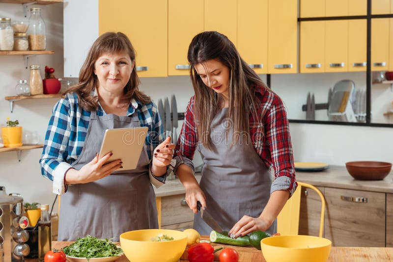 Afici?n en l?nea de la familia de la cocina casera de la clase de la cocina fotografía de archivo Afici?n en l?nea de la familia de la cocina casera de la clase de la cocina fotografía de archivo