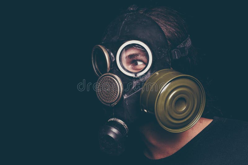 Afixe o homem apocalíptico do sobrevivente na máscara de gás no fundo preto, olhos assustadores imagens de stock Afixe o homem apocalíptico do sobrevivente na máscara de gás no fundo preto, olhos assustadores imagens de stock