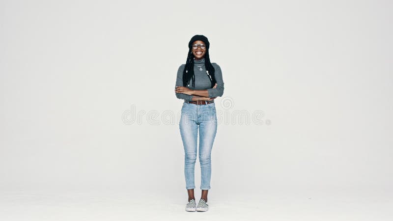 Africain femelle avec de longs dreadlocks clips vidéos