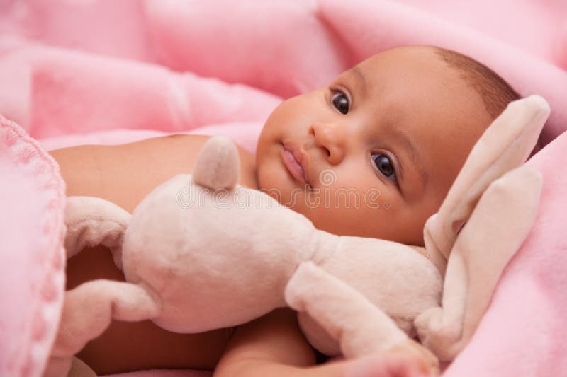 Fetiță americană africană care se joacă cu un pluș royalty free stock photos