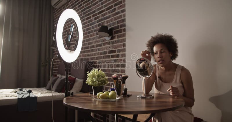 African american beauty blogger donner sourcils conseils de coloriage banque de vidéos