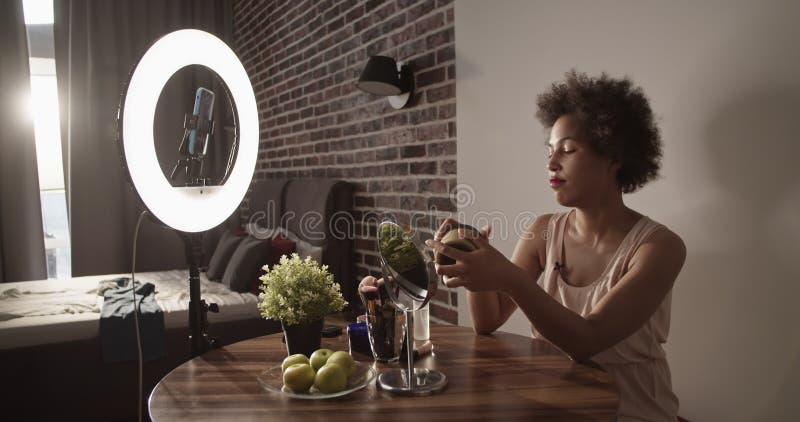 African american beauté vlogger publicité crème clips vidéos