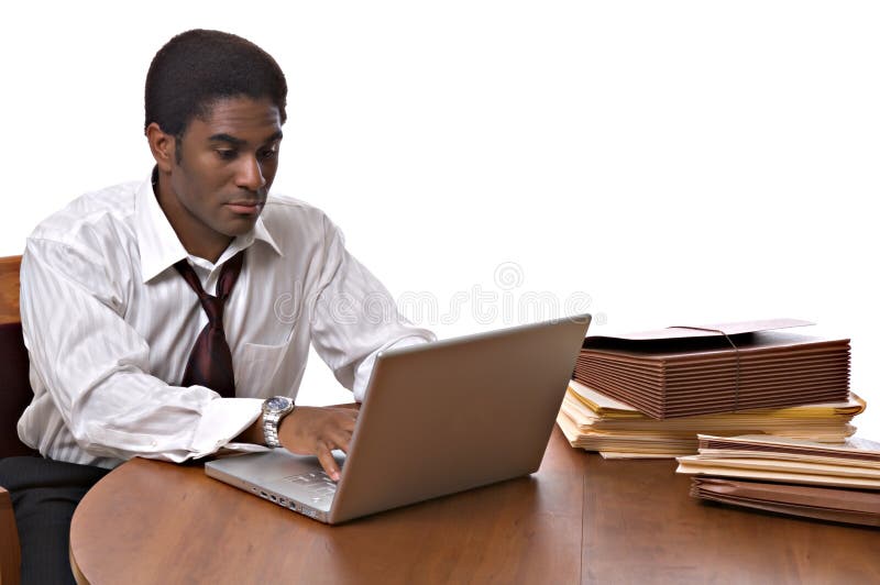 Bel Afro-Americana imprenditore di lavorare su un computer portatile.