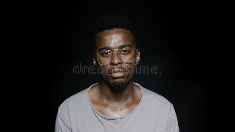 African american man in eyeglasses lager videofilmer