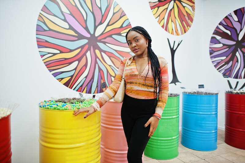 African american Millennium Lady på candy shop arkivbilder