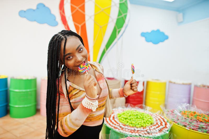 African american Millennium Lady på candy shop med lolipops royaltyfria foton