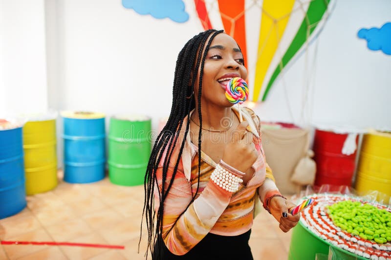 African american Millennium Lady på candy shop med lolipops royaltyfria bilder
