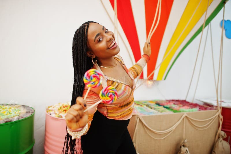African american Millennium Lady på candy shop med lolipops arkivbilder