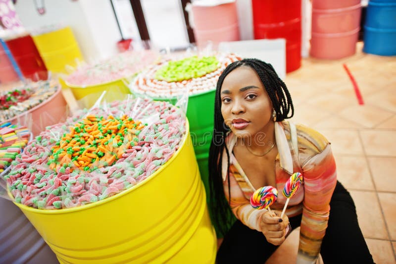 African american Millennium Lady på candy shop med lolipops royaltyfria foton