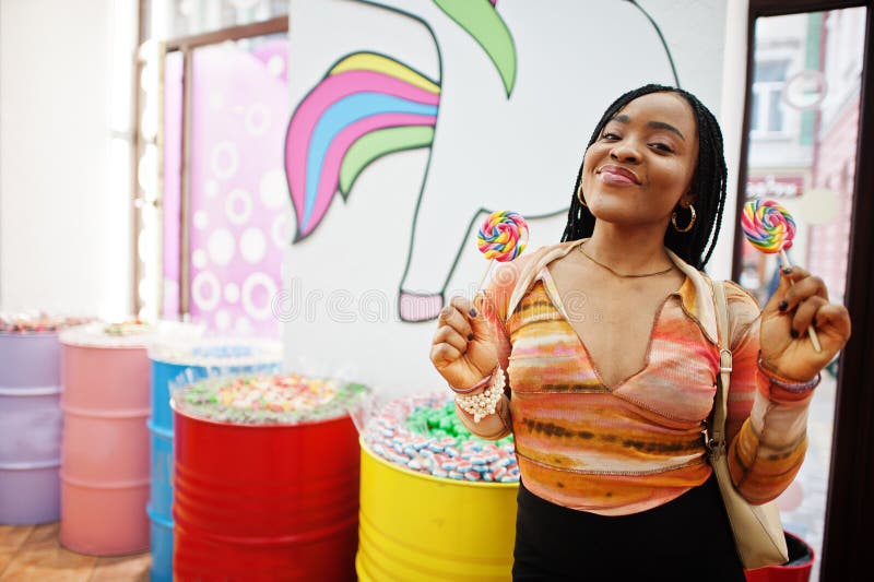 African american Millennium Lady på candy shop med lolipops royaltyfri foto