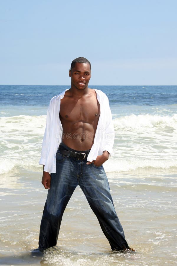 Sexy African American Man Predstavuje v morskej Vode S Hrudníka Vystavené.