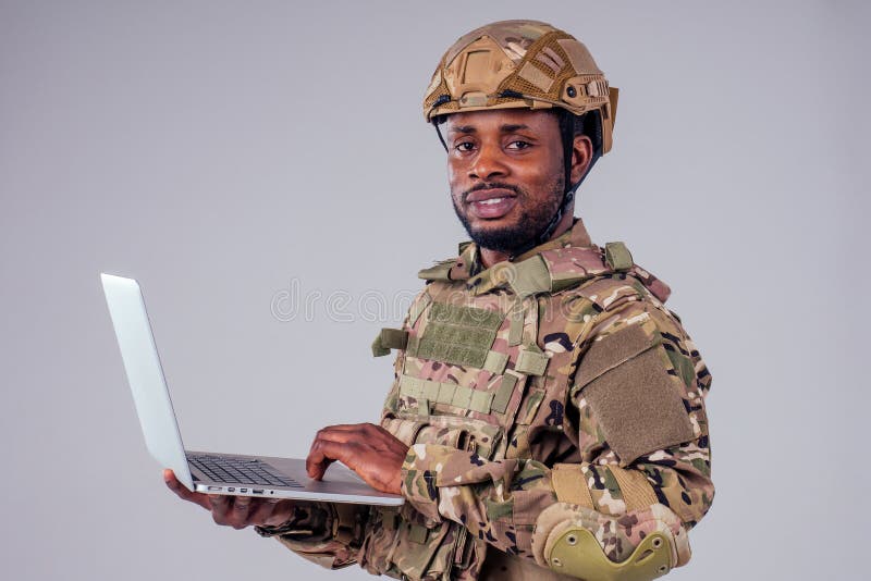 Americký vojak usmieva sa zatiaľ čo písanie počítač manželka.