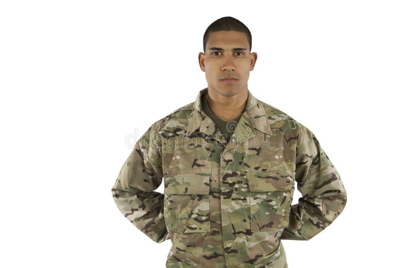 Vojenské muž stojí v uniforme.