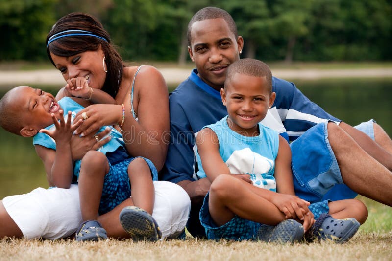 Šťastný černý rodinou užívat svůj volný den.