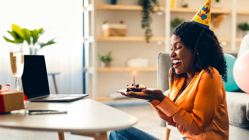 African Lady: Festa Di Compleanno Online Al Portatile immagine stock libera da diritti