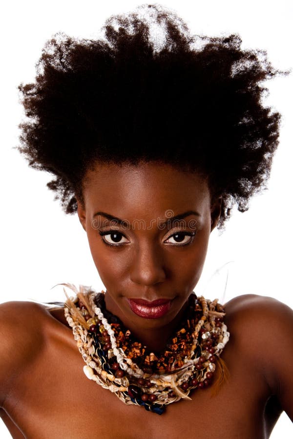 Krásná tvář Africké domorodé ženy s Afro kudrnaté vlasy, holá ramena a hladké hnědé kůže na sobě Země-tón korálek shell náhrdelníky, izolované.