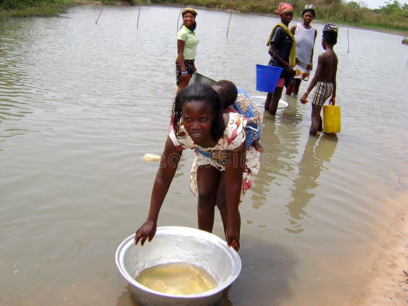 Купается в моче. Купание детей Африка. Африканцы купаются. Африканские дети купаются. Африканские дети моются.