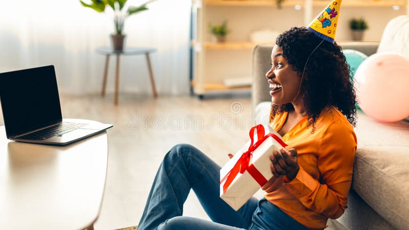 Africana: Compleanno Online, Parlare Con Il Portatile A Casa immagini stock