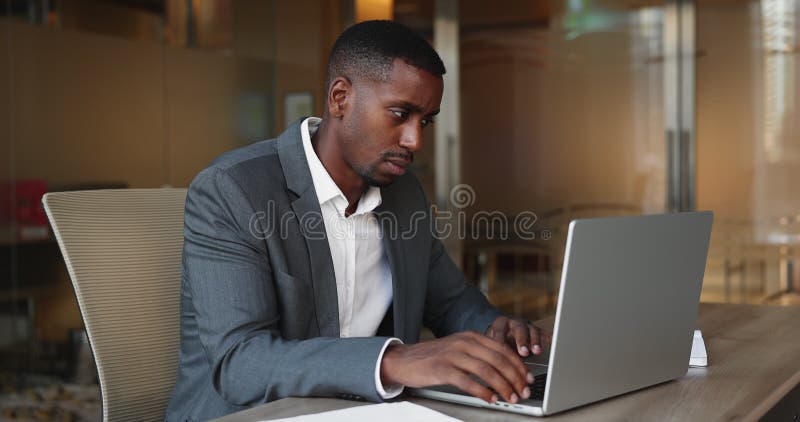 Africano che lavora in ufficio con laptop video d archivio