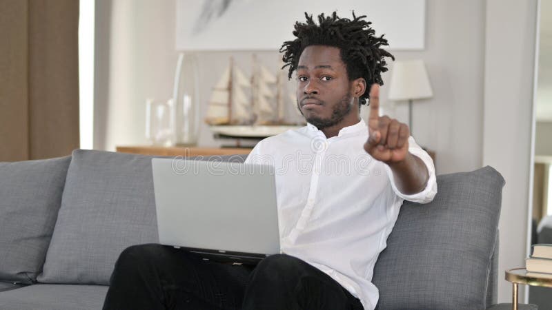 Africano sem sinal em casa foto de stock