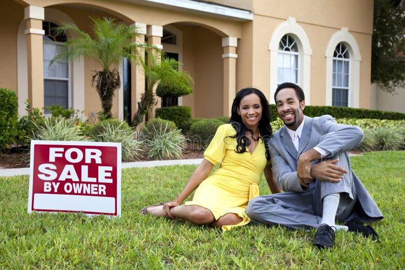 Afrikaans Amerikaans Paar door Huis voor het Teken van de Verkoop stock afbeeldingen Afrikaans Amerikaans Paar door Huis voor het Teken van de Verkoop stock afbeeldingen