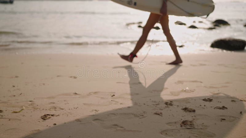 Afrikaans - amerikaanse vrouw die met een surfplank op het strand op de oceaan rondloopt. zwarte vrouwelijke surfer met surfplank.