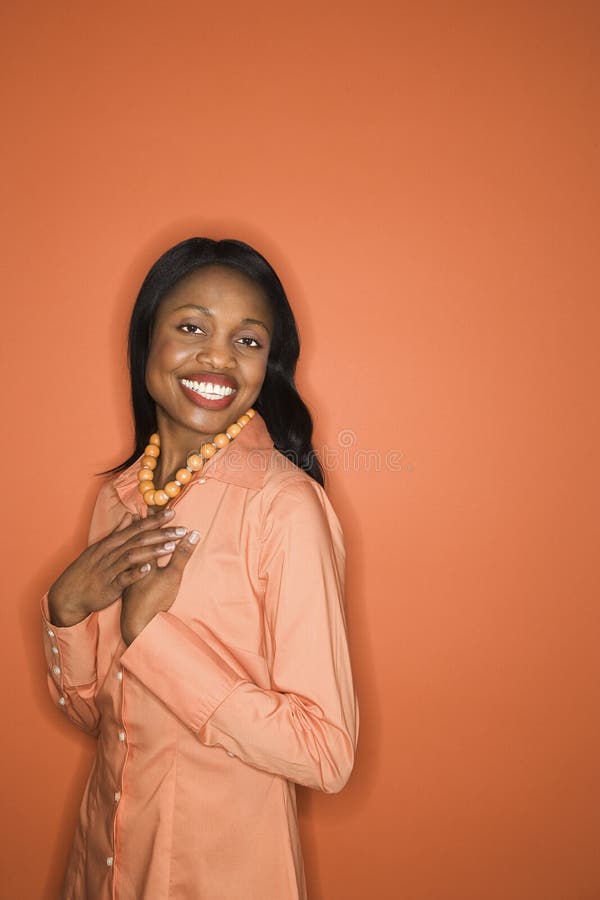 Afrikaans-Amerikaanse vrouw die oranje kleding draagt. royalty-vrije stock foto's Afrikaans-Amerikaanse vrouw die oranje kleding draagt. royalty-vrije stock foto's