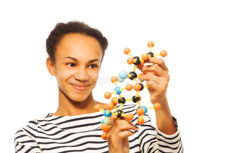 Afrikaans jong meisje die moleculaire structuur bestuderen stock fotografie Afrikaans jong meisje die moleculaire structuur bestuderen stock fotografie