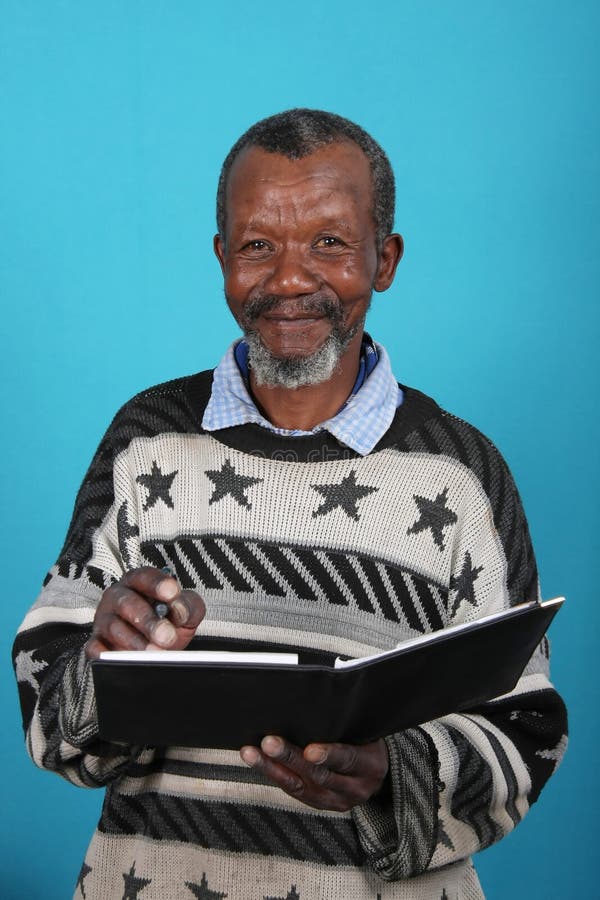 Afrikaans Mens en Boek royalty-vrije stock foto's Afrikaans Mens en Boek royalty-vrije stock foto's