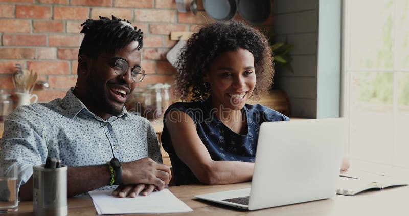 Afrikaans paar met een groet geniet van een prettig gesprek met behulp van videocall applicatie