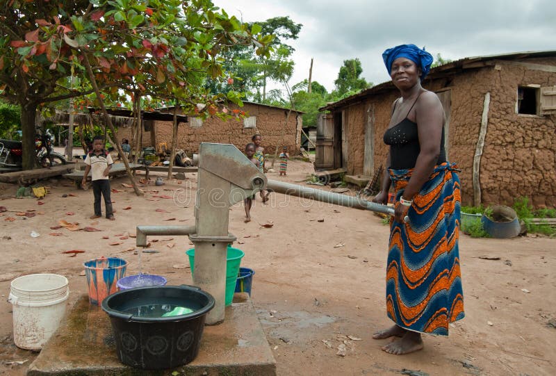 Afrikaans vrouwen halend water royalty-vrije stock afbeeldingen Afrikaans vrouwen halend water royalty-vrije stock afbeeldingen