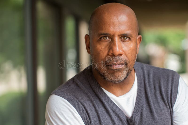 Afrikaanse Amerikaan met een ernstige uitdrukking stock foto Afrikaanse Amerikaan met een ernstige uitdrukking stock foto