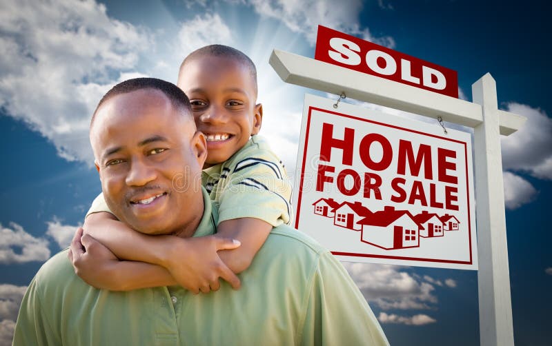 Afrikaanse Amerikaanse Familie voor het Verkochte Teken van het Huis stock fotografie Afrikaanse Amerikaanse Familie voor het Verkochte Teken van het Huis stock fotografie