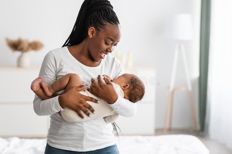 Afrikaanse amerikaanse moeder die slaapliedje zingen voor baby ' s die slapen