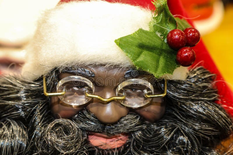 Afrikaanse Amerikaanse Santa Claus Doll met glazen en kersen op zijn hoed - close-up stock foto Afrikaanse Amerikaanse Santa Claus Doll met glazen en kersen op zijn hoed - close-up stock foto