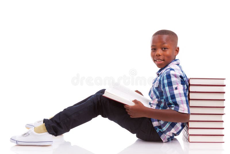 Afrikaanse Amerikaanse schooljongen die een boek lezen - Zwarte mensen stock foto Afrikaanse Amerikaanse schooljongen die een boek lezen - Zwarte mensen stock foto