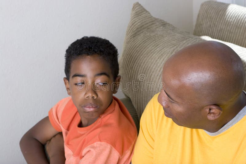 Afrikaanse Amerikaanse vader die moeilijkheidsouderschap hebben zijn zoon stock afbeeldingen Afrikaanse Amerikaanse vader die moeilijkheidsouderschap hebben zijn zoon stock afbeeldingen