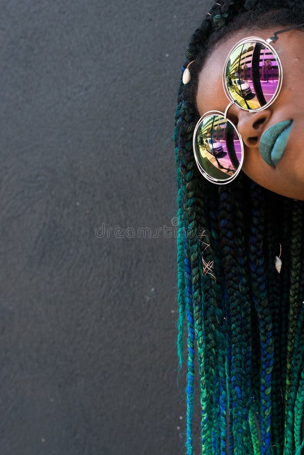 Afrikaanse Amerikaanse Vrouw met Mooi Teal Green Blue Braids stock fotografie Afrikaanse Amerikaanse Vrouw met Mooi Teal Green Blue Braids stock fotografie