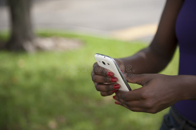 Afrikaanse Amerikaanse vrouw op slimme telefoon royalty-vrije stock foto Afrikaanse Amerikaanse vrouw op slimme telefoon royalty-vrije stock foto